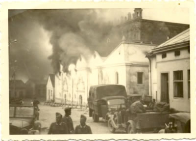 The fire of the synagogue in Zolkiew under German control 1941